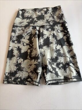 High-Rise Tie-Dye Bike Shorts in Black & Cream